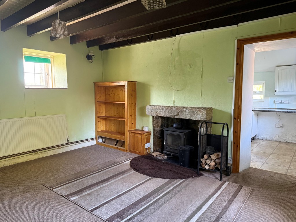 Lot: 121 - SEMI-DETACHED COTTAGE FOR UPDATING WITH GARDENS, PARKING AND PLANNING IN PRINCIPLE - Living room